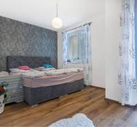 ☎️ 0918197701-Na predaj 5 izbový poschodový rodinný dom s 2 garážou v  - Spálňa v rodinnom dome s posteľou, hračkami, závesmi a podlahou s dreveným dekorom.