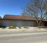 ☎️ 0918197701-Na predaj 5 izbový poschodový rodinný dom s 2 garážou v  - Radová garáž s plechovými bránami, stromom a betónovým prístupovým chodníkom v Dunajskej Strede.