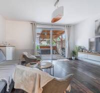 ☎️ 0918197701-Na predaj 5 izbový poschodový rodinný dom s 2 garážou v  - Obývačka v rodinnom dome s posedením a podlahou s dreveným dekorom.