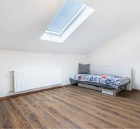 ☎️ 0918197701-Na predaj 5 izbový poschodový rodinný dom s 2 garážou v  - Podkrovná izba s pohovkou, strešným oknom a podlahou s dreveným dekorom v rodinnom dome.