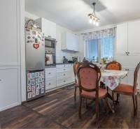 ☎️ 0918197701-Na predaj 5 izbový poschodový rodinný dom s 2 garážou v  - Kuchyňa v rodinnom dome s podlahou s dreveným dekorom, vintage stoličky, biela linka.