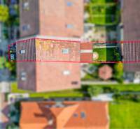 ☎️ 0918197701-Na predaj 5 izbový poschodový rodinný dom s 2 garážou v  - Letecký pohľad na rodinný dom v Dunajskej Strede so záhradou a okolitými strechami.