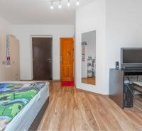 ☎️ 0918197701-Na predaj 5 izbový poschodový rodinný dom s 2 garážou v  - Spálňa s počítačom, skriňami a podlahou s dreveným dekorom v rodinnom dome.