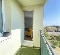 REZERVOVANÉ   0918197701- Výrazná zľava NA PREDAJ  kompletne  zariaden - Balkón v 3-izbovom byte v Dunajskej Strede s umelým trávnikom a výhľadom na okolie.