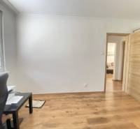 REZERVOVANÉ   0918197701- Výrazná zľava NA PREDAJ  kompletne  zariaden - Biela izba s podlahou s dreveným dekorom, kancelárskym stolom a dverami do 3-izbového bytu.