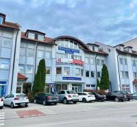 ☎️ 0918197701- PREDAJ - Nebytových priestorov Dunajská Streda - Obchodné priestory v Dunajskej Strede s parkovaním pred budovou a reklamnými nápismi.