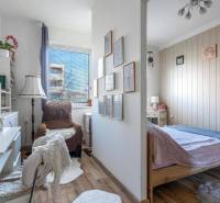 ☎️ 0918197701- PREDAJ - Nebytových priestorov Dunajská Streda - Kancelária s podlahou s dreveným dekorom, priestor na prácu a oddych s oknom.