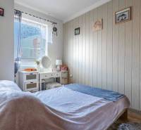 ☎️ 0918197701- PREDAJ - Nebytových priestorov Dunajská Streda - Spálňa s dekoratívnymi stenami, posteľou a toaletným stolíkom, podlaha s dreveným dekorom.