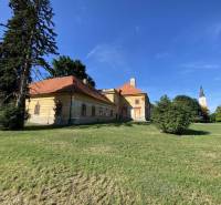 ☎️ 0918197701-Predám stavebný pozemok v obci Tomášikovo - Historická budova v Tomášikove obklopená zeleňou, ideálne pre Pozemky - bývanie.