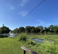 ☎️ 0918197701-Predám stavebný pozemok v obci Tomášikovo - Zeleň, rieka a drevené mólo v Tomášikove, ideálne pre pozemky - bývanie.