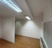 ☎️ 0918197701-Na prenájom menší priestor v suteréne  v srdci  mesta Du - Kancelárie s bielymi stenami a podlahou s dreveným dekorom, osvetlené žiarivkami.
