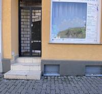 ☎️ 0918197701-Na prenájom menší priestor v suteréne  v srdci  mesta Du - Vchod do obchodných priestorov v Dunajskej Strede so schodmi a reklamnou tabuľou kozmetiky.