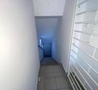 ☎️ 0918197701-Na prenájom menší priestor v suteréne  v srdci  mesta Du - Schodisko v kanceláriách s bielymi stenami a dlaždicovou podlahou.