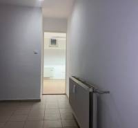 ☎️ 0918197701-Na prenájom menší priestor v suteréne  v srdci  mesta Du - Chodba v kanceláriách s podlahou z dlaždíc a bielymi stenami.