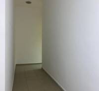 ☎️ 0918197701-Na prenájom menší priestor v suteréne  v srdci  mesta Du - Úzka chodba s bielymi stenami a podlahou z dlaždíc v kanceláriách.