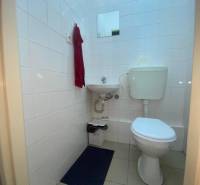 ☎️ 0918197701-Na prenájom menší priestor v suteréne  v srdci  mesta Du - Kúpeľňa so záchodom, umývadlom a bielymi obkladačkami v kanceláriách.