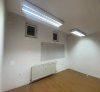 ☎️ 0918197701-Na prenájom menší priestor v suteréne  v srdci  mesta Du - Biela miestnosť s osvetlením, radiátorom a podlahou s dreveným dekorom. Kancelárie.