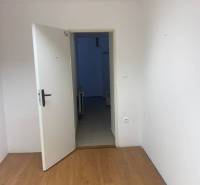 ☎️ 0918197701-Na prenájom menší priestor v suteréne  v srdci  mesta Du - Kancelárie s bielymi stenami a podlahou s dreveným dekorom.