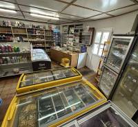 ☎️ 0918197701- Znížená cena     Predaj – Obchodný priestor v Dunajskej - Obchodné priestory s mrazničkami, regálmi s alkoholom a čistiacimi prostriedkami.