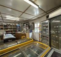 ☎️ 0918197701- Znížená cena     Predaj – Obchodný priestor v Dunajskej - Predajňa s mrazničkami, policami s alkoholom a čistiacimi prostriedkami, podlaha s dreveným dekorom.