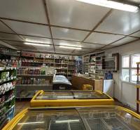 ☎️ 0918197701- Znížená cena     Predaj – Obchodný priestor v Dunajskej - Interiér obchodných priestorov s regálmi, mrazničkami a tovarom vystaveným na predaj.