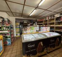 ☎️ 0918197701- Znížená cena     Predaj – Obchodný priestor v Dunajskej - Obchodné priestory s mraziacimi boxmi, alkoholom a rôznymi potravinami na pultoch.
