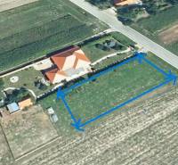 ☎️ 0918197701-Predám stavebný pozemok v obci Kráľov Brod - Znížená cen - Budova s červenou strechou vedľa cesty na pozemku v Kráľovom Brode. Pozemky - bývanie.