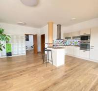 ☎️ 0918197701   Na predaj  elegantný 3 izbový byt priamo v centre Duna - Kuchyňa s podlahou s dreveným dekorom a farebným obkladom v 3-izbovom byte.