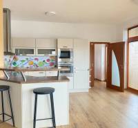 ☎️ 0918197701   Na predaj  elegantný 3 izbový byt priamo v centre Duna - Kuchyňa s barovým pultom, farebný obklad, podlaha s dreveným dekorom, 3-izbový byt.