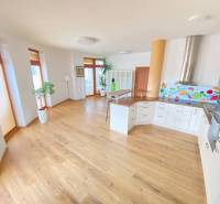 ☎️ 0918197701   Na predaj  elegantný 3 izbový byt priamo v centre Duna - Kuchyňa 3-izbového bytu s veľkými oknami a podlahou s dreveným dekorom.