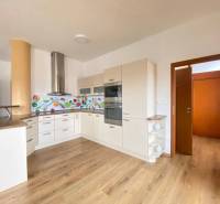 ☎️ 0918197701   Na predaj  elegantný 3 izbový byt priamo v centre Duna - Kuchyňa v 3-izbovom byte s podlahou s dreveným dekorom a farebným obkladom.