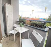 ☎️ 0918197701   Na predaj  elegantný 3 izbový byt priamo v centre Duna - Balkón 3-izbového bytu v Dunajskej Strede s bielym nábytkom a rastlinou.