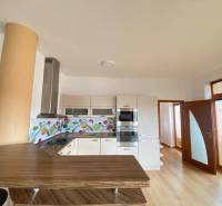 ☎️ 0918197701   Na predaj  elegantný 3 izbový byt priamo v centre Duna - Kuchyňa v 3-izbovom byte s rohovou kuchynskou linkou a podlahou s dreveným dekorom.