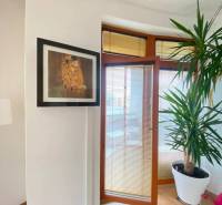 ☎️ 0918197701   Na predaj  elegantný 3 izbový byt priamo v centre Duna - Izba v 3-izbovom byte s dreveným dekorom podlahy, veľkým kvetom a obrazom na stene.