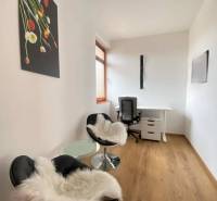 ☎️ 0918197701   Na predaj  elegantný 3 izbový byt priamo v centre Duna - Pracovňa v 3-izbovom byte s podlahou s dreveným dekorom, kreslami a stolom.