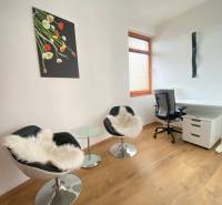 ☎️ 0918197701   Na predaj  elegantný 3 izbový byt priamo v centre Duna - Pracovný kút so stolom, kreslami a dekoráciou na stene, s podlahou s dreveným dekorom.