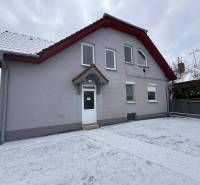 ☎️ 0918/197 701 Na predaj 2 generačný , 6 izbový poschodový dom s 2 sa - Rodinný dom v Dolnom Štále s bielou fasádou, zasneženou strechou a upraveným priestranstvom.