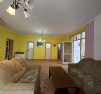 ☎️ 0918/197 701 Na predaj 2 generačný , 6 izbový poschodový dom s 2 sa - Obývacia izba v rodinnom dome so sedacími súpravami a podlahou s dreveným dekorom.