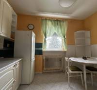 ☎️ 0918/197 701 Na predaj 2 generačný , 6 izbový poschodový dom s 2 sa - Kuchyňa v rodinnom dome s bielym nábytkom, chladničkou a zelenými závesmi.