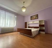 ☎️ 0918/197 701 Na predaj 2 generačný , 6 izbový poschodový dom s 2 sa - Fialová izba v rodinnom dome s lustrami a podlahou s dreveným dekorom.