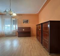 ☎️ 0918/197 701 Na predaj 2 generačný , 6 izbový poschodový dom s 2 sa - Izba rodinného domu s klavírom, komodou a podlahou s dreveným dekorom.