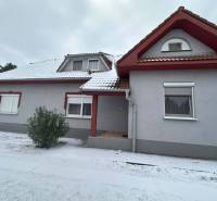 ☎️ 0918/197 701 Na predaj 2 generačný , 6 izbový poschodový dom s 2 sa - Rodinný dom v Dolnom Štáli so zasneženou strechou a upraveným exteriérom v zimnom období.