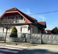 ☎️ 0918/197 701 Na predaj 2 generačný , 6 izbový poschodový dom s 2 sa - Rodinný dom v Dolnom Štále s červenou strechou, bránkou a stromami pred ním.