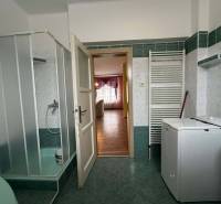 ☎️ 0918/197 701 Na predaj 2 generačný , 6 izbový poschodový dom s 2 sa - Kúpeľňa s práčkou, sprchovým kútom a keramickou dlažbou v rodinnom dome.