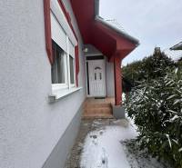 ☎️ 0918/197 701 Na predaj 2 generačný , 6 izbový poschodový dom s 2 sa - Vstup do rodinného domu v Dolnom Štále, zasnežený chodník a biele dvere.