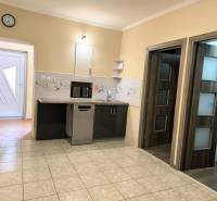 ☎️ 0918/197 701  ZNÍŽENÁ CENA   159 000,- €   Na predaj 3 izbový rodin - Kuchynský kút rodinného domu s dlažbou, mikrovlnkou a vstavanými dverami.