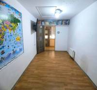 ☎️ 0918/197 701  ZNÍŽENÁ CENA   159 000,- €   Na predaj 3 izbový rodin - Izba s mapou, podlahou s dreveným dekorom, knižnicou, radiátorom a stropným osvetlením v Rodinnom dome.