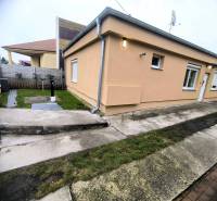 ☎️ 0918/197 701  ZNÍŽENÁ CENA   159 000,- €   Na predaj 3 izbový rodin - Rodinný dom v Ohradoch s dvorom, dlažbou a trávnatou plochou.
