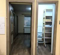 ☎️ 0918/197 701  ZNÍŽENÁ CENA   159 000,- €   Na predaj 3 izbový rodin - Interiér rodinného domu s podlahou s dreveným dekorom, dverami a regálom v miestnosti.