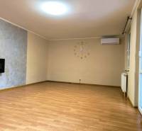 ☎️ 0918/197 701  ZNÍŽENÁ CENA   159 000,- €   Na predaj 3 izbový rodin - Obývačka v rodinnom dome s krbom, nástennými hodinami a podlahou s dreveným dekorom.